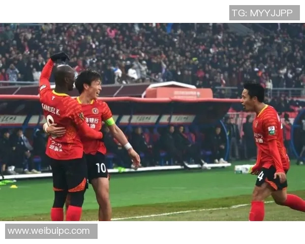 哪位足球明星近日抵达中国引发球迷热议与关注